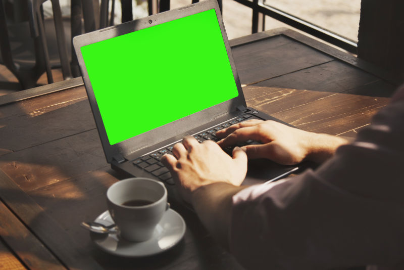 双手用笔记本电脑工作的商人