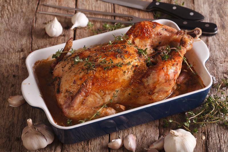 烤盘里的配料和鸡