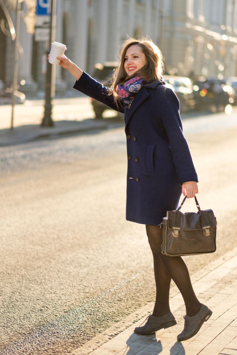 正在街上打车的美女