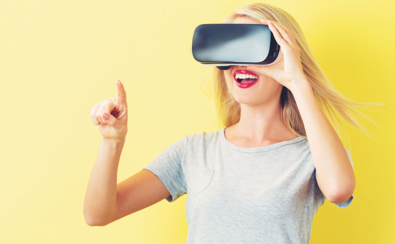 带vr眼镜的年轻女人