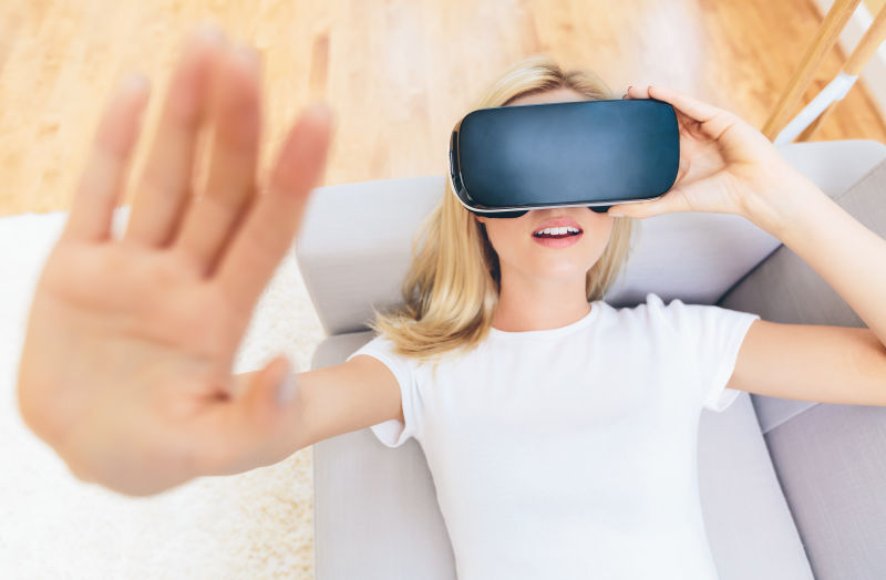 使用虚拟眼镜的年轻女子