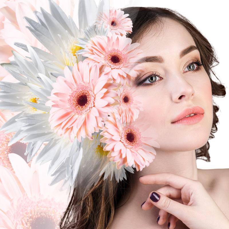 粉色背景下的发间有菊花花朵的美女