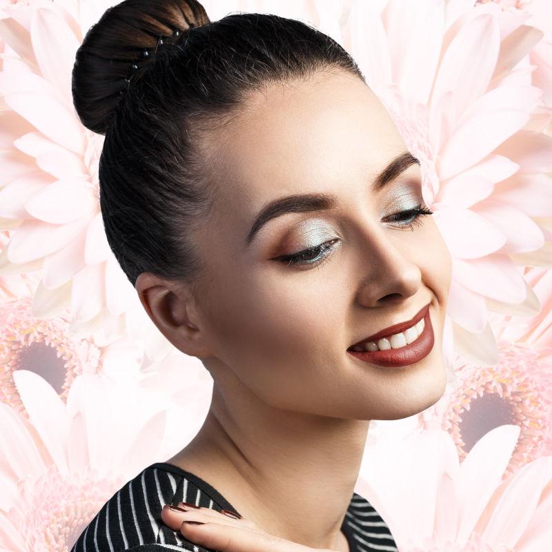 粉色菊花花朵背景下的有着精致妆容的美女