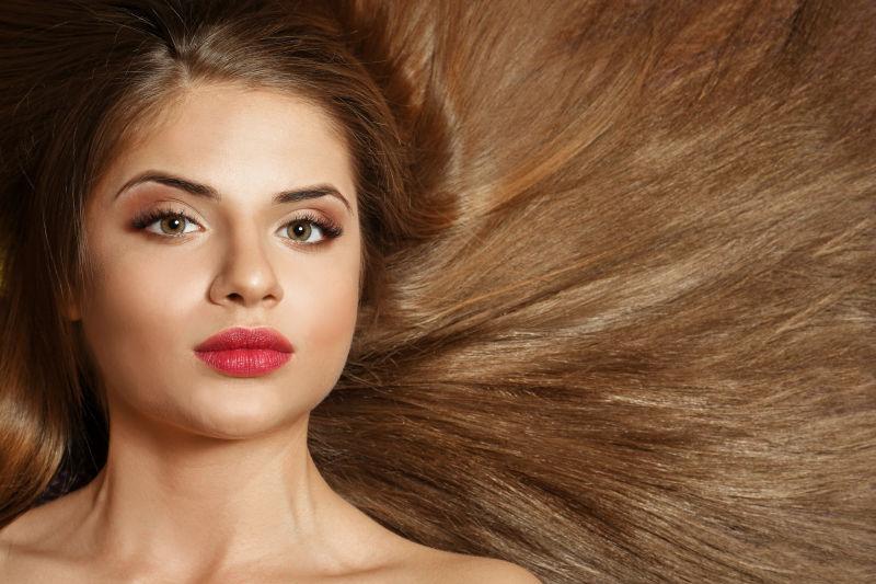 美丽的女孩的健康的头发特写