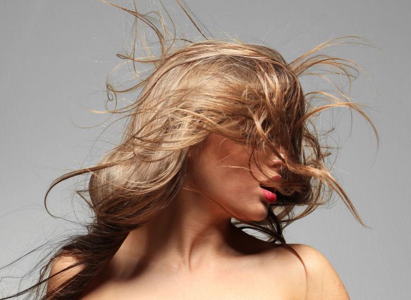 淡色的头发的年轻女性