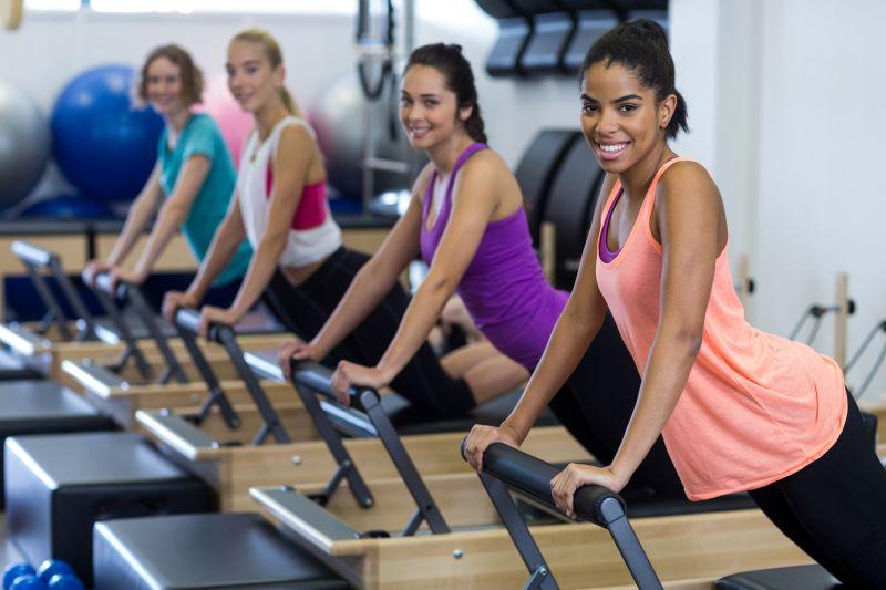 健身房背景中运动的女人们