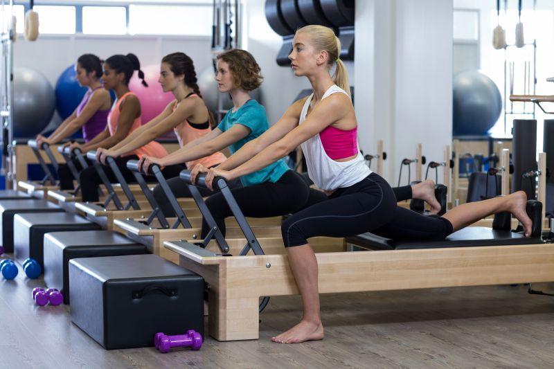 健身房背景中做训练的女人们