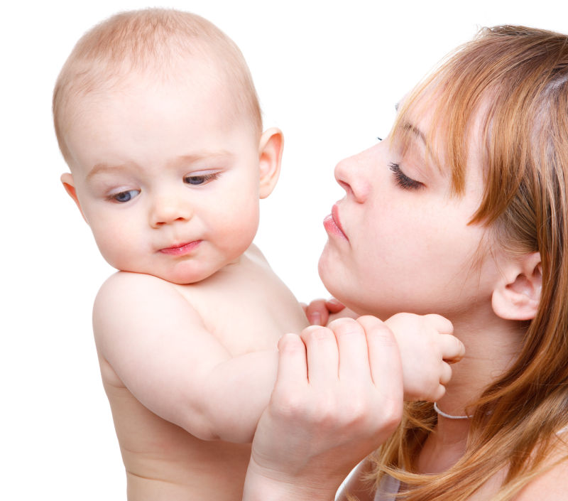 妈妈抱着可爱的小宝宝