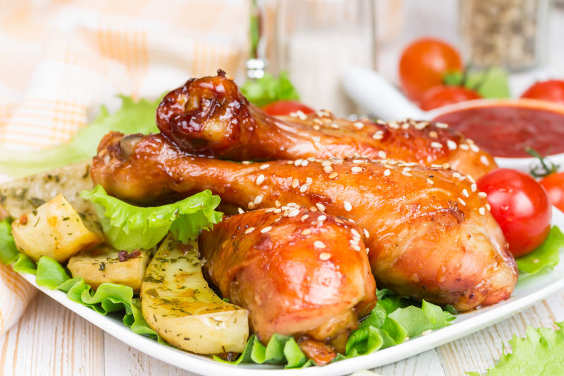 一盘新鲜烤鸡腿