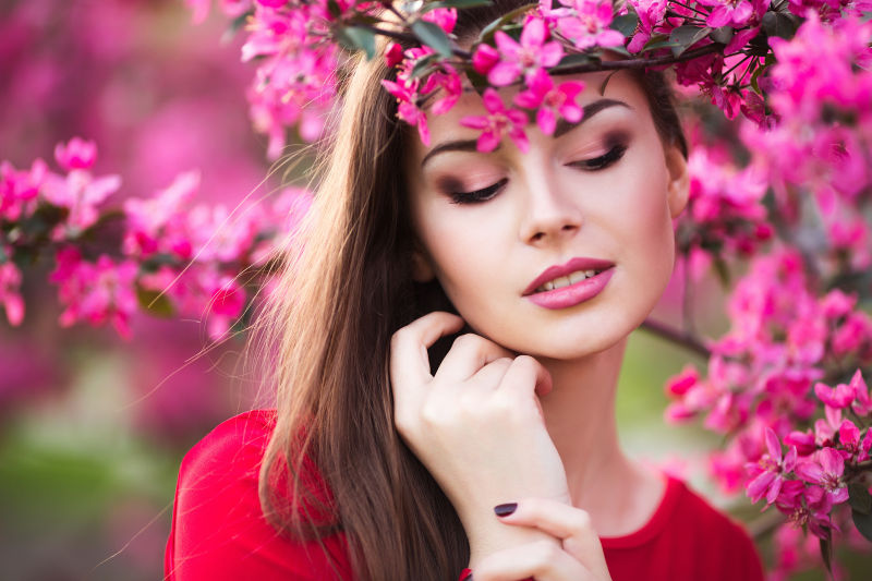 闭眼感受鲜花的女人