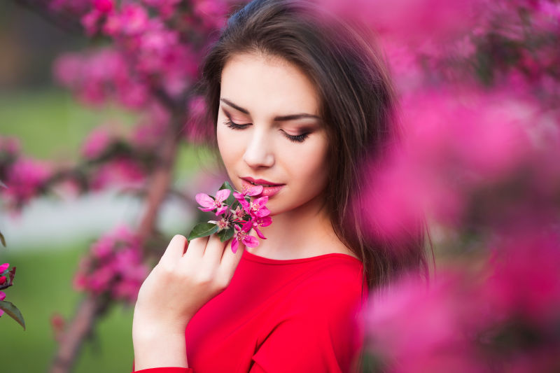 拿着鲜花闻香的美女