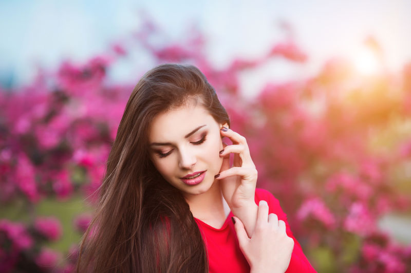背景鲜花公园的女人