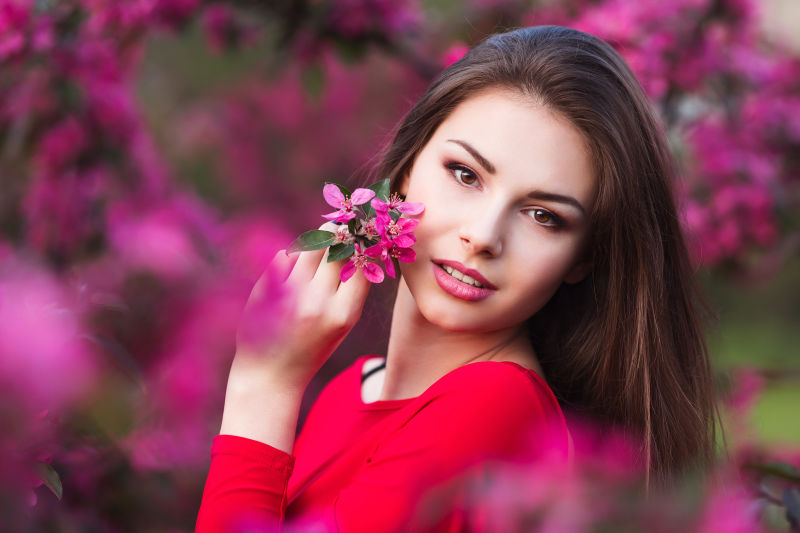 拿着鲜花的年轻美女