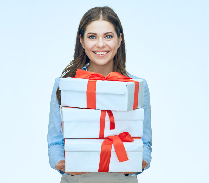 拿着三份红色彩带礼物的美女