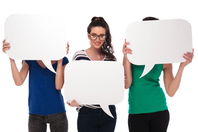 白色背景上三个拿着气泡对话框的美女