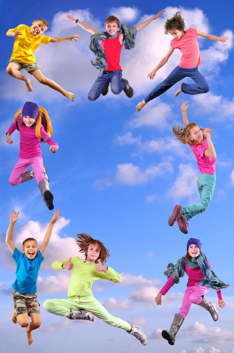 快乐的孩子在蓝天里锻炼和跳跃
