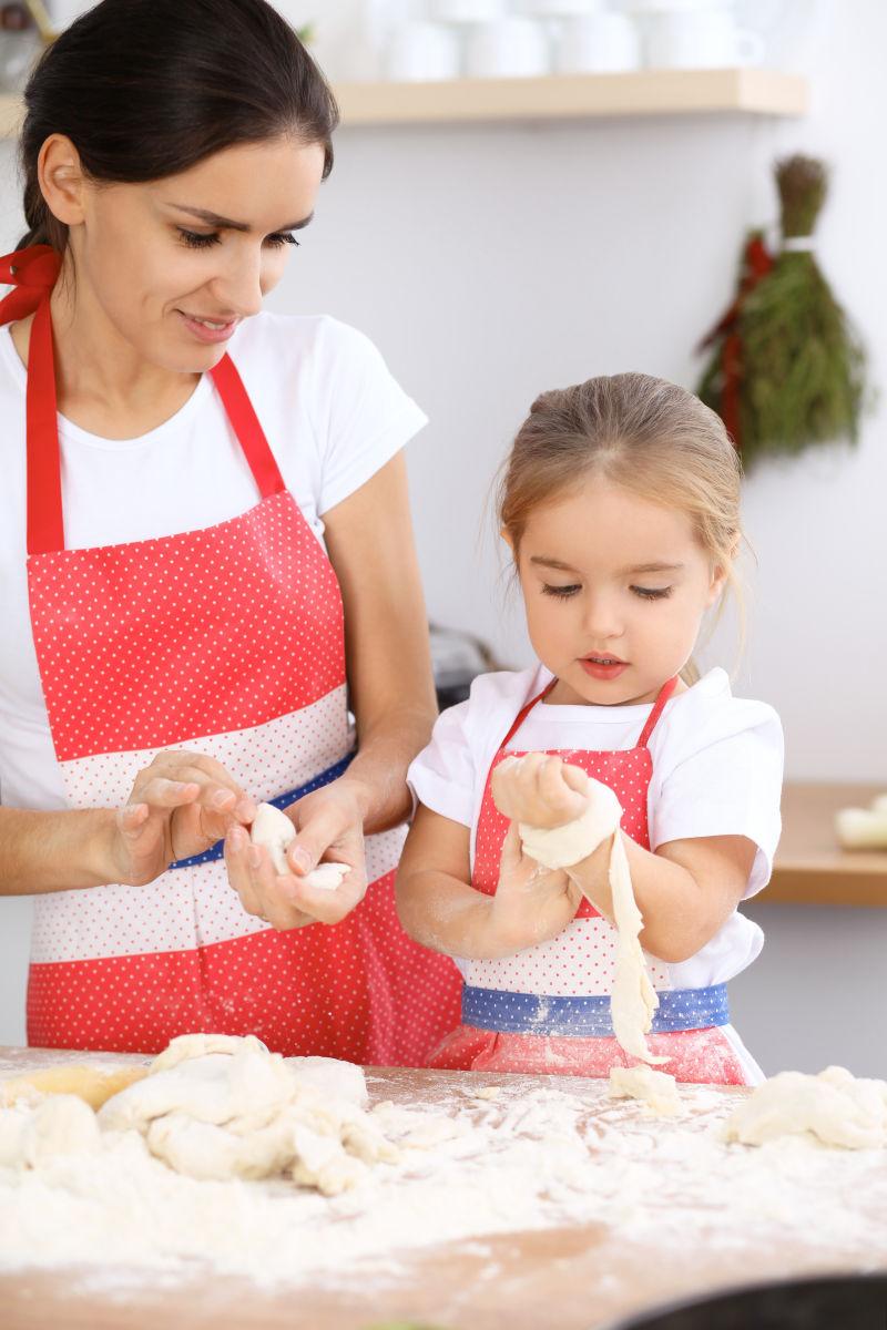 幸福快乐的家庭在厨房里