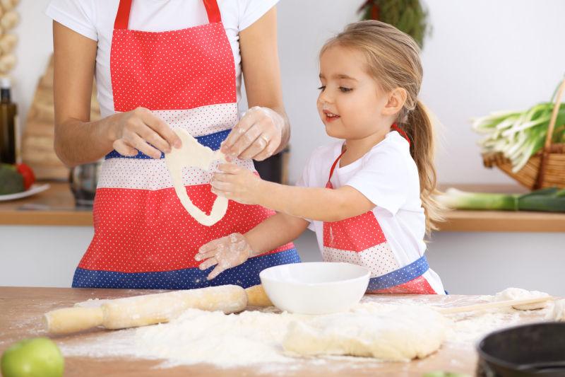 母亲和孩子快乐的在厨房做饭