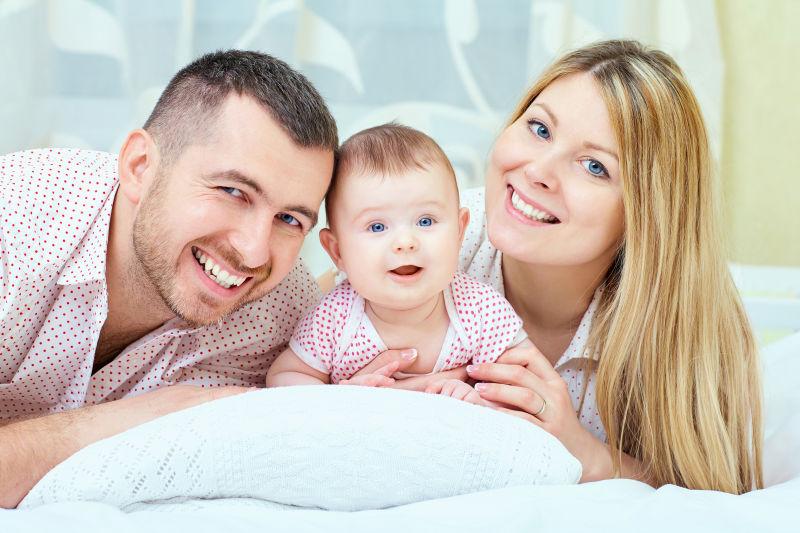 父母和孩子躺在床上