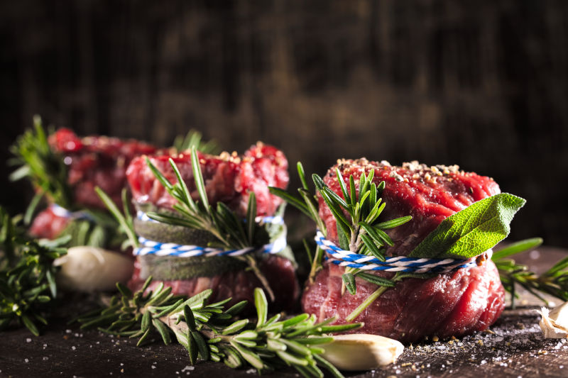 和迷迭香捆在一起的烤肉