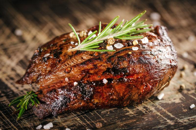 木桌上的一块烤肉