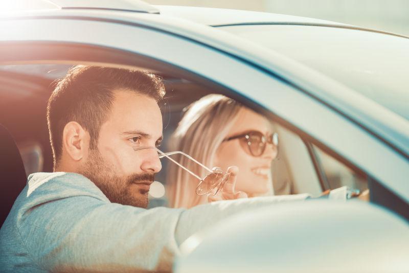 一起享受公路之旅的快乐的年轻夫妇