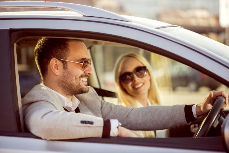 一个年轻的女人和年轻人在车里享受着旅途中的乐趣