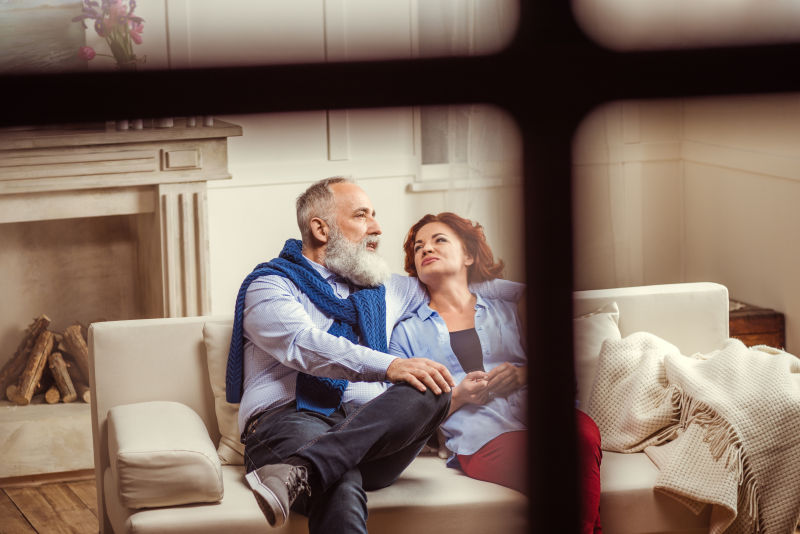 坐在米色沙发上的夫妇