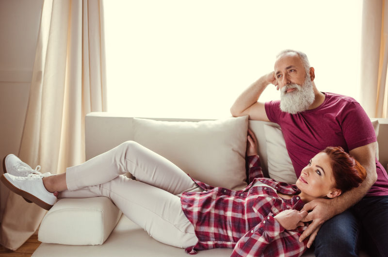 妻子依靠在丈夫腿上