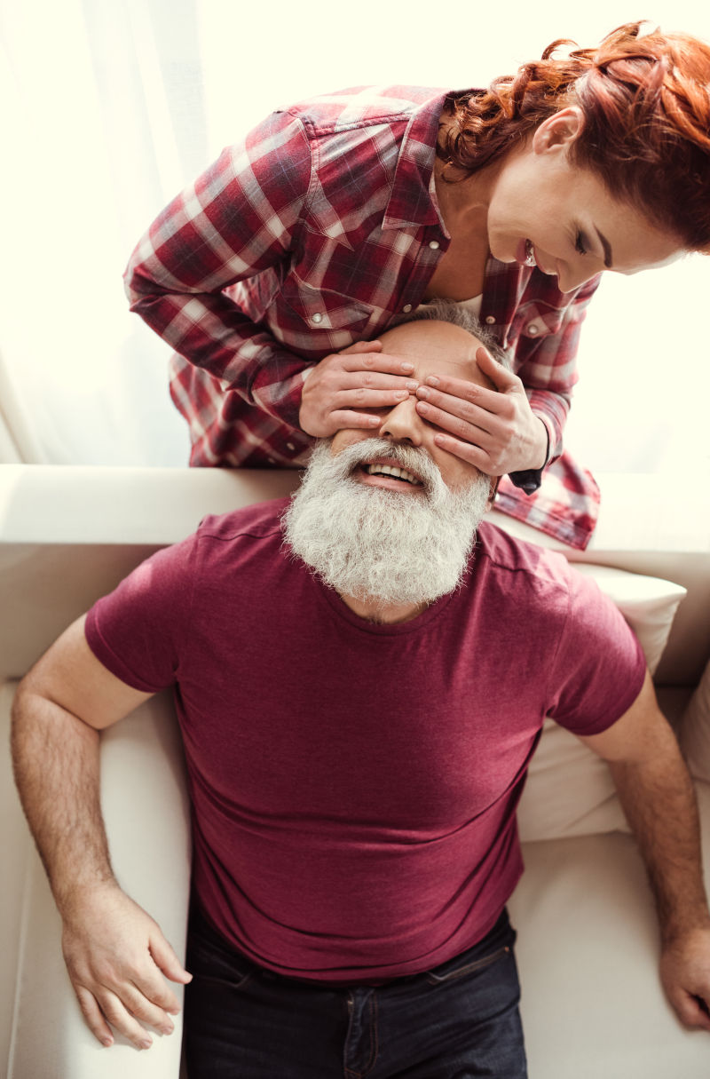 妻子蒙住丈夫眼睛
