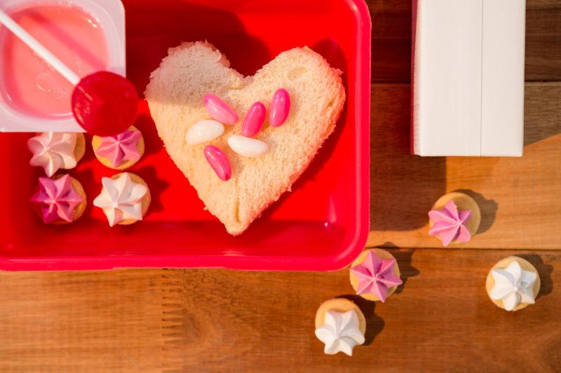 木桌上午餐盒里各种甜食