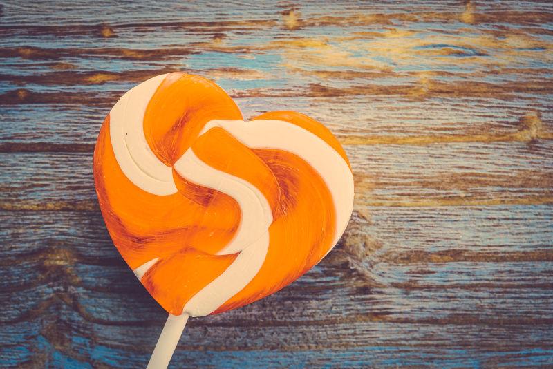 木糖背景下的心棒棒糖糖果