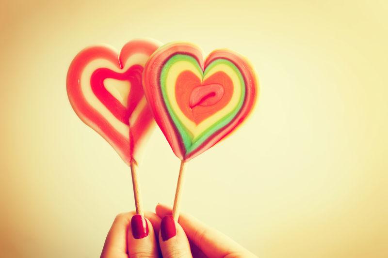 蓝色背景上的足球棒棒糖