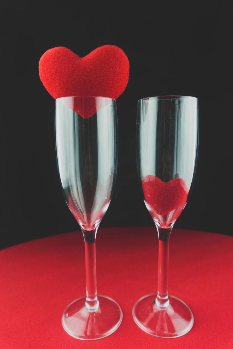 香槟酒高脚杯和心