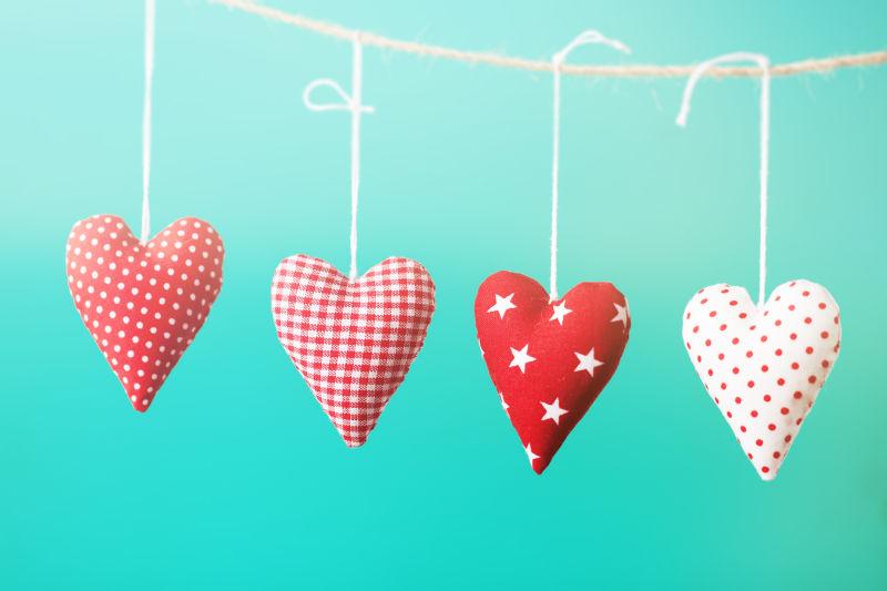 美丽的红毛绒心挂在绳索上