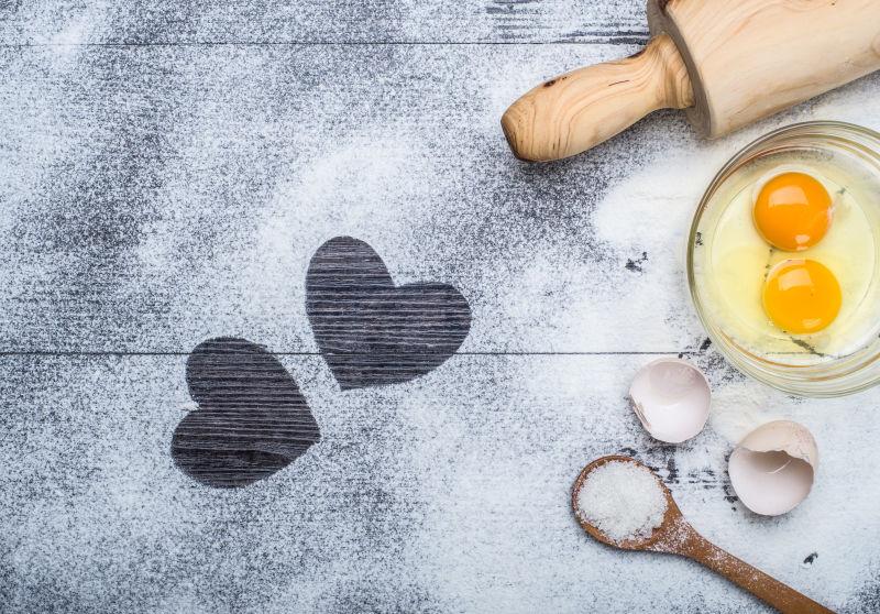 木桌上的面粉心