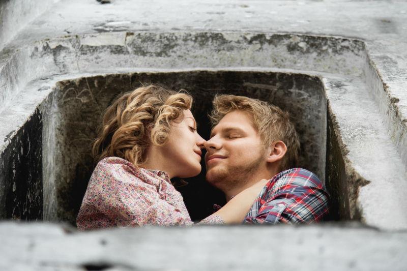 窗户开着的情侣即将接吻