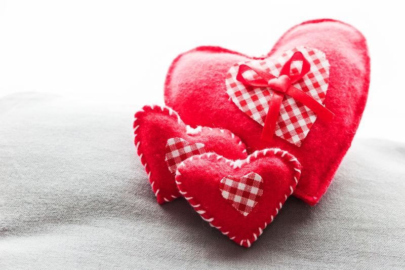 手工毛绒红色心上的枕头