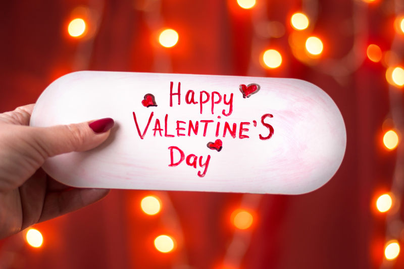 红色背景中收到情人节贺卡