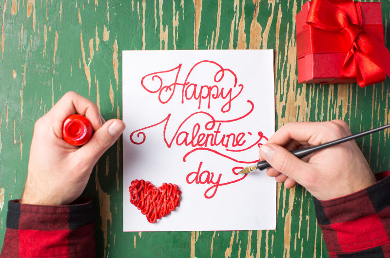 准备礼物的男人手写情人节卡片