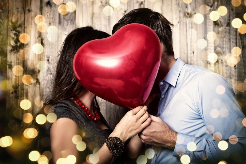 浪漫背景中约会的情侣