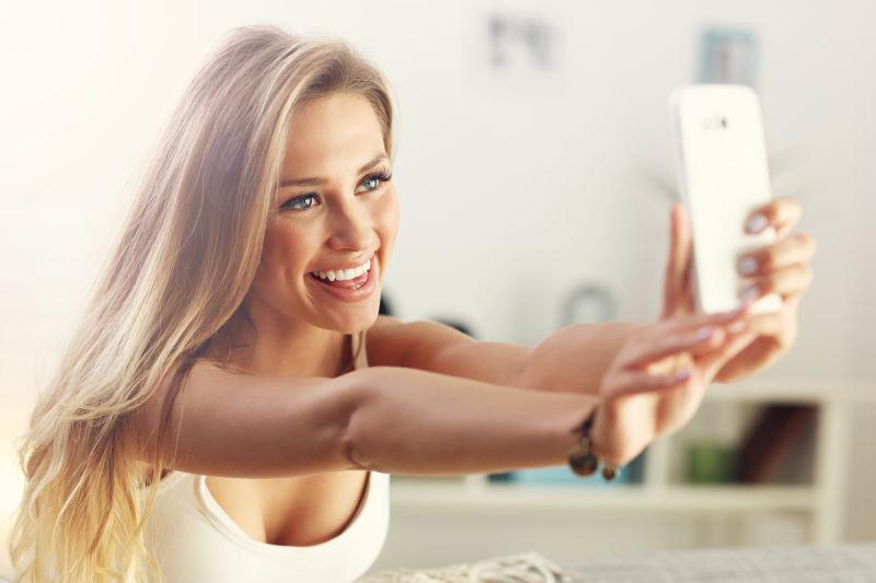 自拍的长发美女