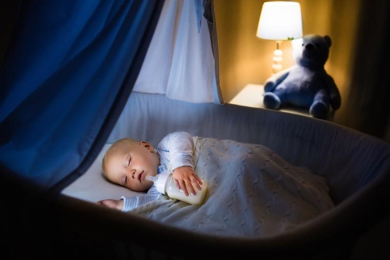 可爱的婴儿喝牛奶