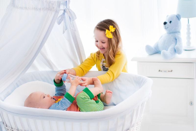 兄弟姐妹在家玩耍