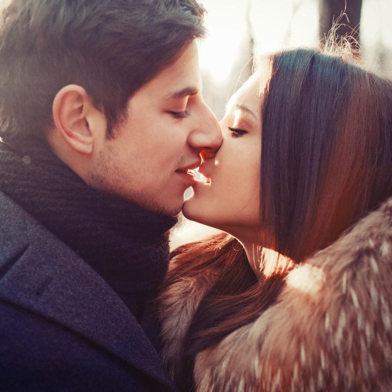 春天森林里的男孩和女孩亲吻