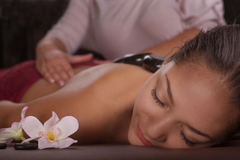 亚洲女子SPA按摩