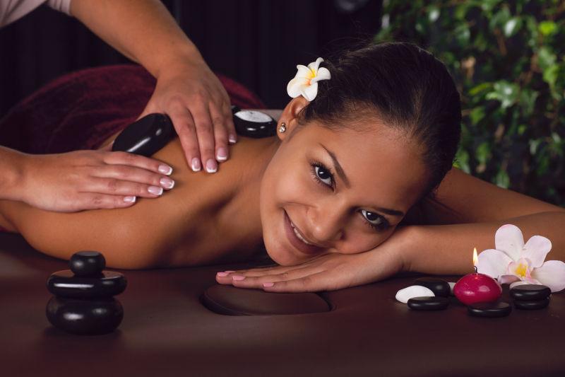 SPA水疗按摩的健康美女