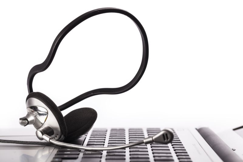 笔记本电脑与耳机