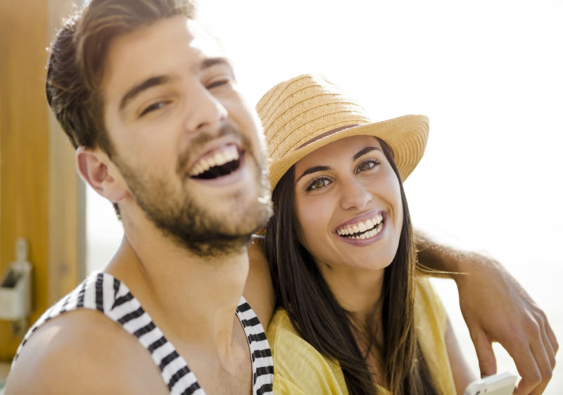 海滩上的年轻夫妇开心的度假