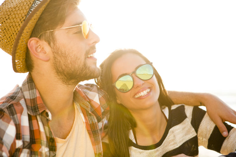 海滩上的年轻夫妇度假